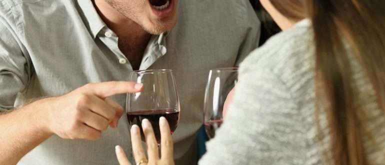 Муж ревнует без повода — что делать и как сохранить семью