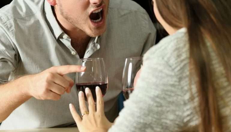 Муж ревнует без повода — что делать и как сохранить семью