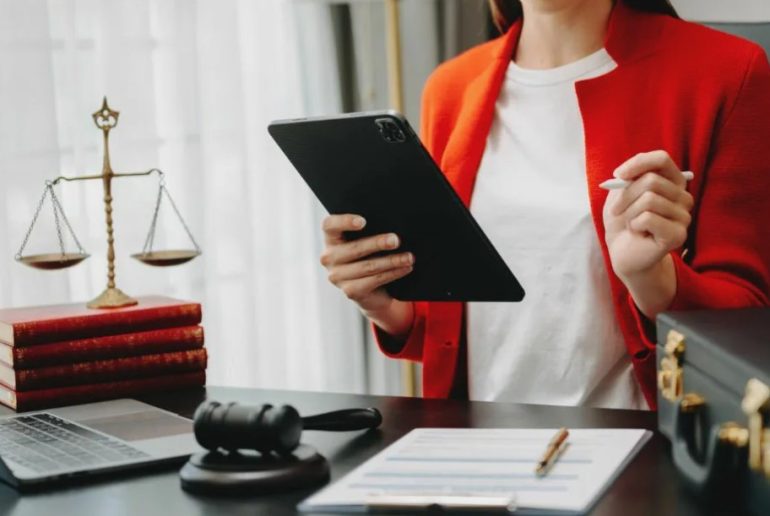 Штатный юрист или внешняя команда: что реально защищает бизнес в 2026 году?